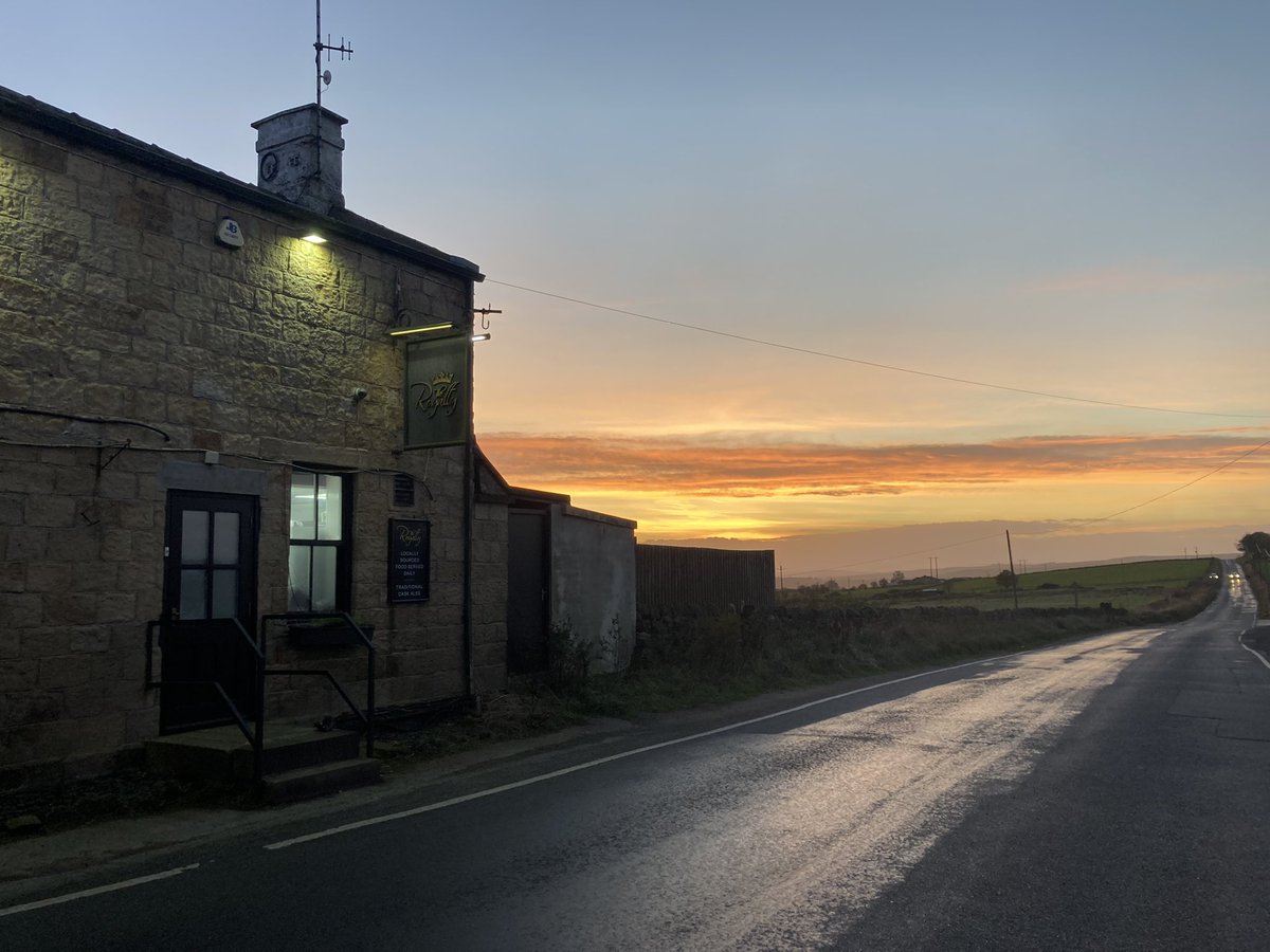 ThePubChampion's tweet photo. Lovely short afternoon stroll up #TheChevin this afternoon, couple of nice #pints at @TheRoyaltyOtley, great to see it very busy! Glorious sunset on the way down! #SupportOurPubs #pubs https://t.co/leMChCEzBr