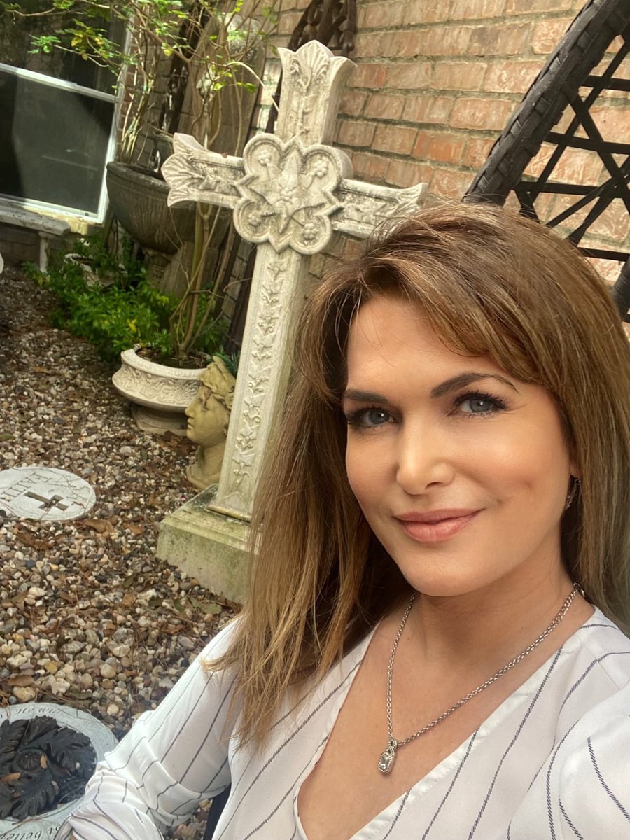 MelissaFox26's tweet image. Feeling all rejuvenated for the week, after a fulfulling church service. Cup is definitely feeling full! 🙌❤️ One of my favorite quotes of the week: "God can open doors you don't even have the ability to knock on." #DrTonyEvans