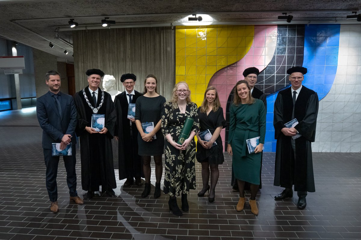 Bloemendaal_N's tweet photo. Some photos of my defense ceremony last Wednesday. The first photo is my favourite, this was the exact moment the rector announced I graduated cum laude. I particularly like everyone's facial expressions :)

(Thanks @pleunbonekamp for the photos!!) https://t.co/dWwxKQDIAN