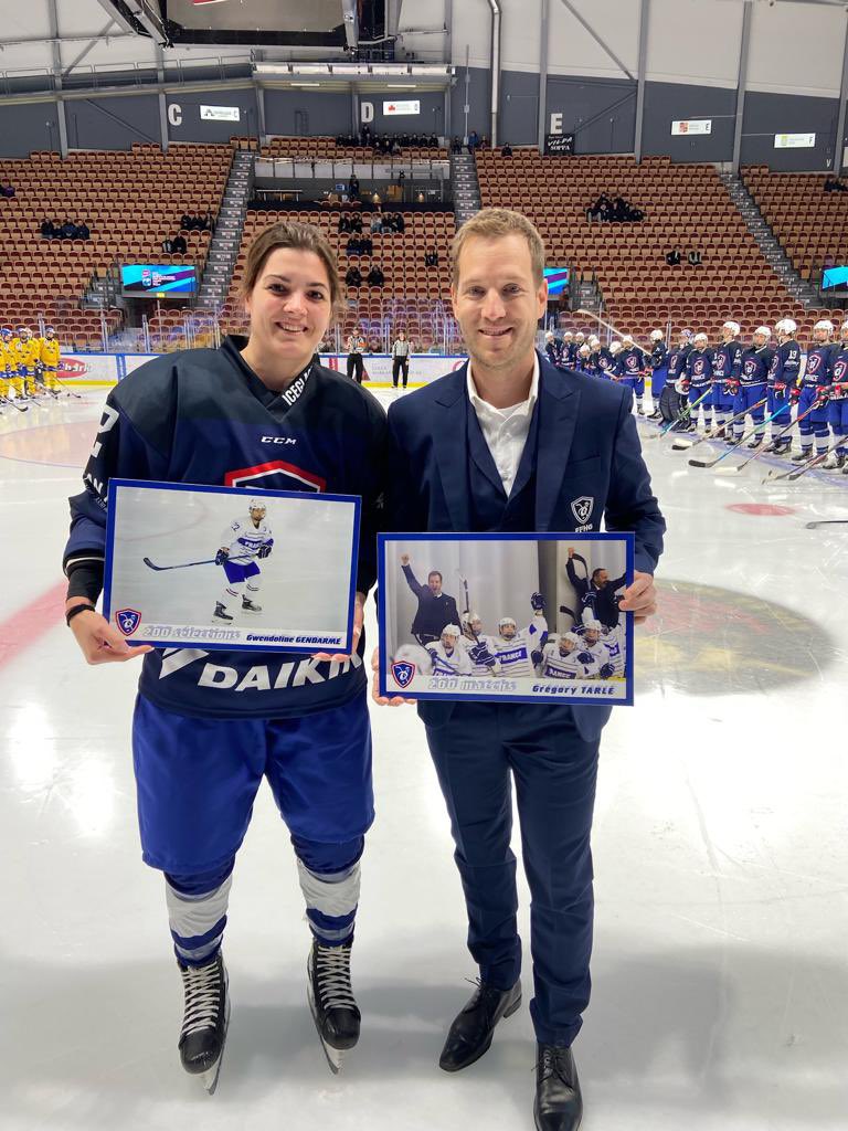 200 sélections pour <a href="/22Gwendo/">Gendarme Gwendoline</a>, 200 matchs pour notre sélectionneur de l’équipe de France féminine Grégory Tarlé, ça se fête 😉🎁

Grand bravo à eux 👏🏼

#HockeyFamily