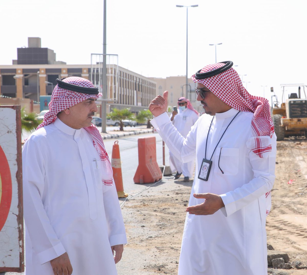 AlrassMc's tweet photo. للوقوف على نسبة الإنجاز في ��لأعمال القائمة بالمحافظة قاما رئيس المجلس البلدي أ/ محمد العساف ورئيس البلدية م/ نداء الحربي بتفقد  مستوى الخدمات داخل بعض الأحياء السكنية والوقوف على معالجة التشوه البصري والأطلاع  على مراحل التنفيذ فيها https://t.co/N1hx4c8MjO