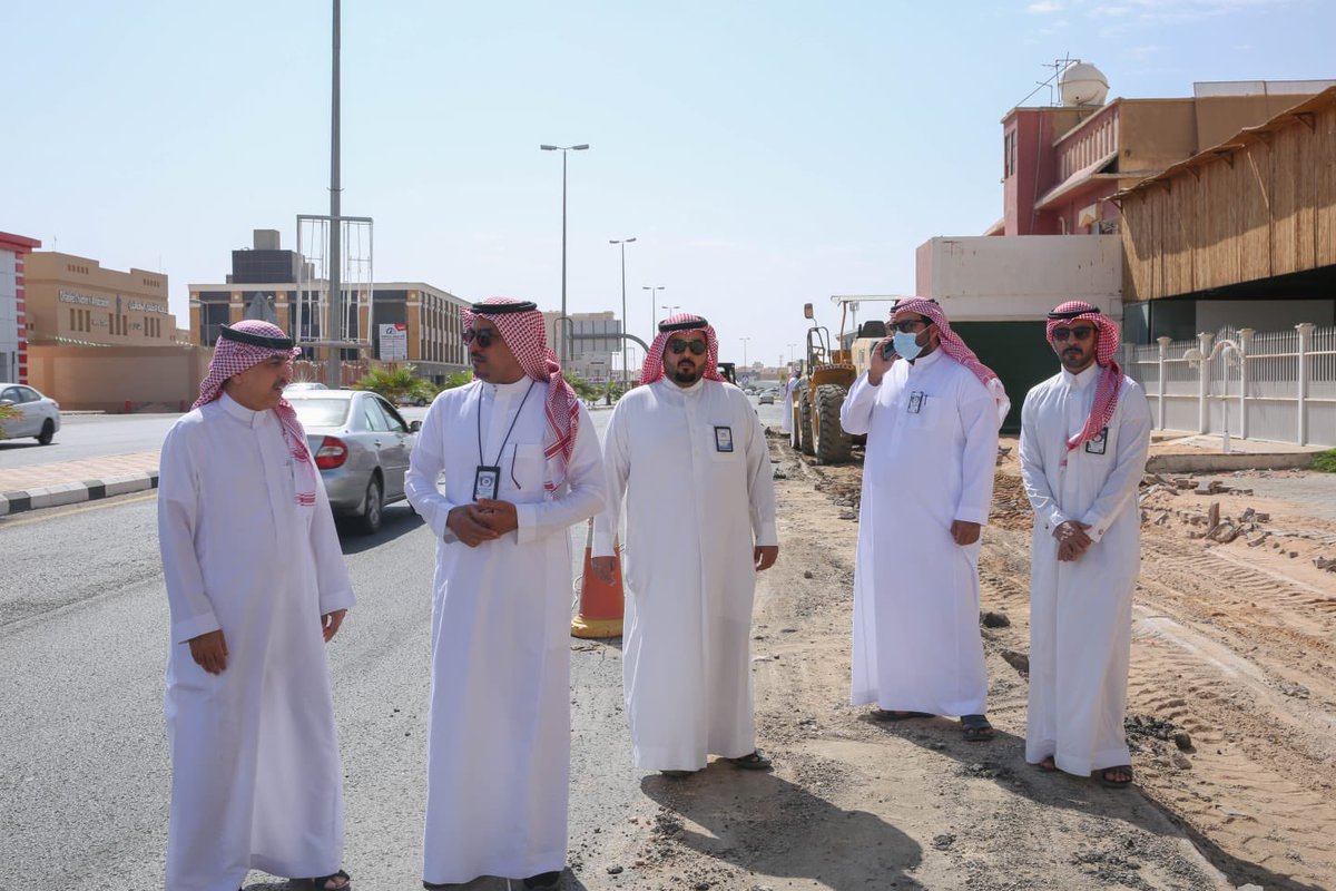 AlrassMc's tweet photo. للوقوف على نسبة الإنجاز في ��لأعمال القائمة بالمحافظة قاما رئيس المجلس البلدي أ/ محمد العساف ورئيس البلدية م/ نداء الحربي بتفقد  مستوى الخدمات داخل بعض الأحياء السكنية والوقوف على معالجة التشوه البصري والأطلاع  على مراحل التنفيذ فيها https://t.co/N1hx4c8MjO