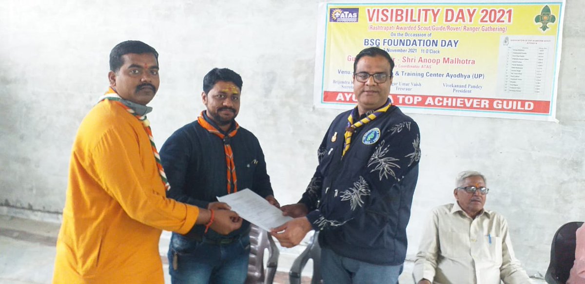 BrijendraDubey7's tweet image. भारत स्काउट गाइड के 71वें स्थापना दिवस के अवसर पर #अयोध्या_टॉप_एचीवर_गिल्ड के तत्वावधान में आयोजित राष्ट्रपति पुरस्कार प्राप्त स्काउट, गाइड, रोवर बहुत सालो बाद सभी इक्कठा हुये और सभी ने अपने अनुभव शेयर किया पुरानी यादें ताजा हो गई।
#BACKTOSCOUTING
@upbsgayodhya
@myogiadityanath