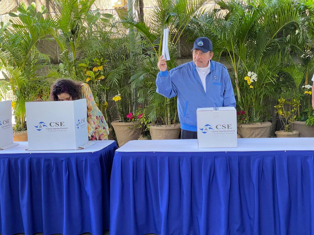 BKuznetsov_RT's tweet photo. Daniel Ortega, el actual líder nicaragüense, ha votado en las elecciones presidenciales. En estos comicios busca su cuarta reelección consecutiva y su quinto mandato presidencial. https://t.co/Df06AKtQ5v
