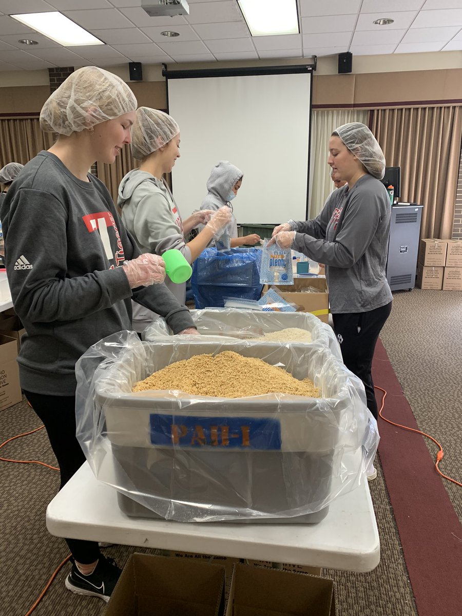 wittwbb's tweet photo. Today we packed 7,000 meals for LNI to send to Lesotho for children struggling with malnutrition. LNI is an incredible student organization on campus and we can’t wait to continue to help them pack meals for these children in need. #WhyWitt #TigerUp https://t.co/xspaHjTckL