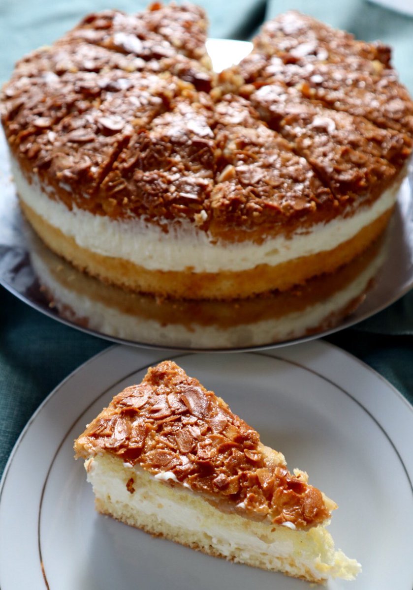 tatebruli's tweet photo. Sevginizi katarsanız tüm maliyeti yok oluyormuş. Yapması 30, yemesi 5 dakika. Bal Bademli Alman Pastası. #bienenstich #almanpastası https://t.co/Wh46VD3raG