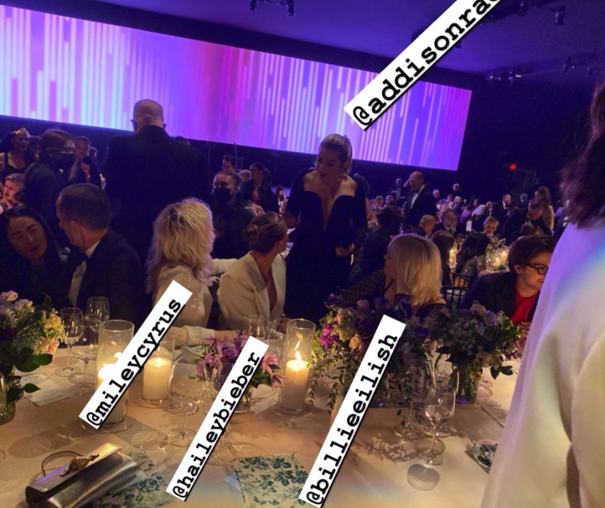 HaileyBieberSt's tweet photo. Miley Cyrus, Hailey Bieber , Bellie Eilish y Addison Rae juntas wow 🤩📸 https://t.co/SaduOtPN5R