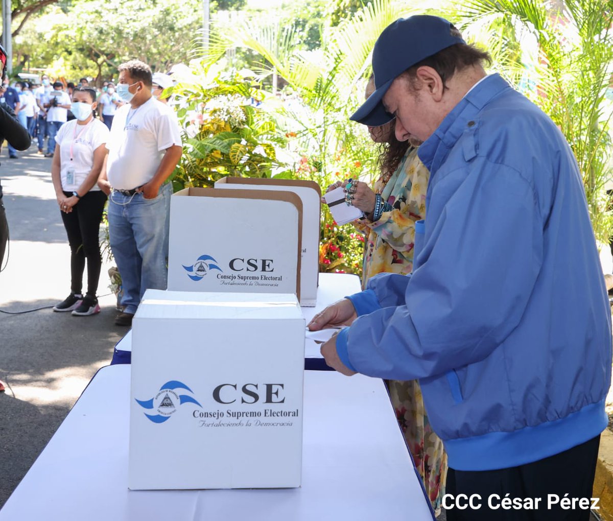 juventudsandi11's tweet photo. Comandante Daniel Ortega y Compañera Rosario, ejercen su derecho al voto en las Elecciones Presidenciales 2021.🇳🇮

#EleccionesSoberanas2021 https://t.co/hCxCCH5QvB