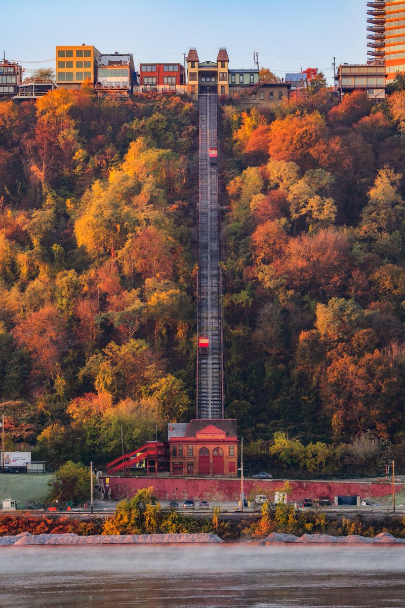 DaveDiCello's tweet photo. Another view from yesterday morning's sunrise, just as the sun crested the horizon in #Pittsburgh. The light came right down the Monongahela River, giving the trees that still have leaves around the Duquesne Incline the perfect glow. Just a perfect fall scene. https://t.co/U4ZJ2CoIV1