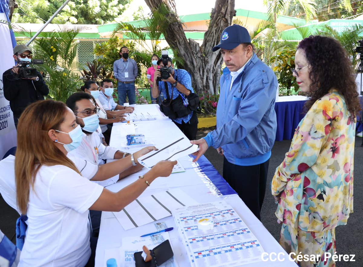 Comandante Daniel Ortega y Compañera Rosario, ejercen su derecho al voto en las Elecciones Presidenciales 2021.🇳🇮

#EleccionesSoberanas2021
