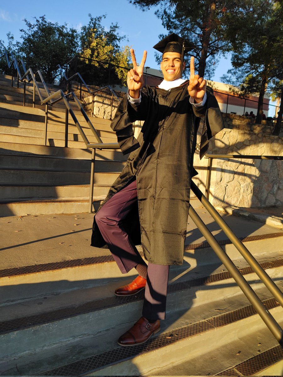 every1plays's tweet photo. #epMijo📸 photo session with baby bro #MCZoo Winter 21' 🎓
Invitations to graduation coming soon. Baby bro leveled up to a Master's Degree so we took photos on higher ground. It's the #YearofPromise
#RBros #BigMan54 aka #Juice Special thanks to The MAAC @UTEPAthletics ⛏️ https://t.co/v1D7CbS0BG