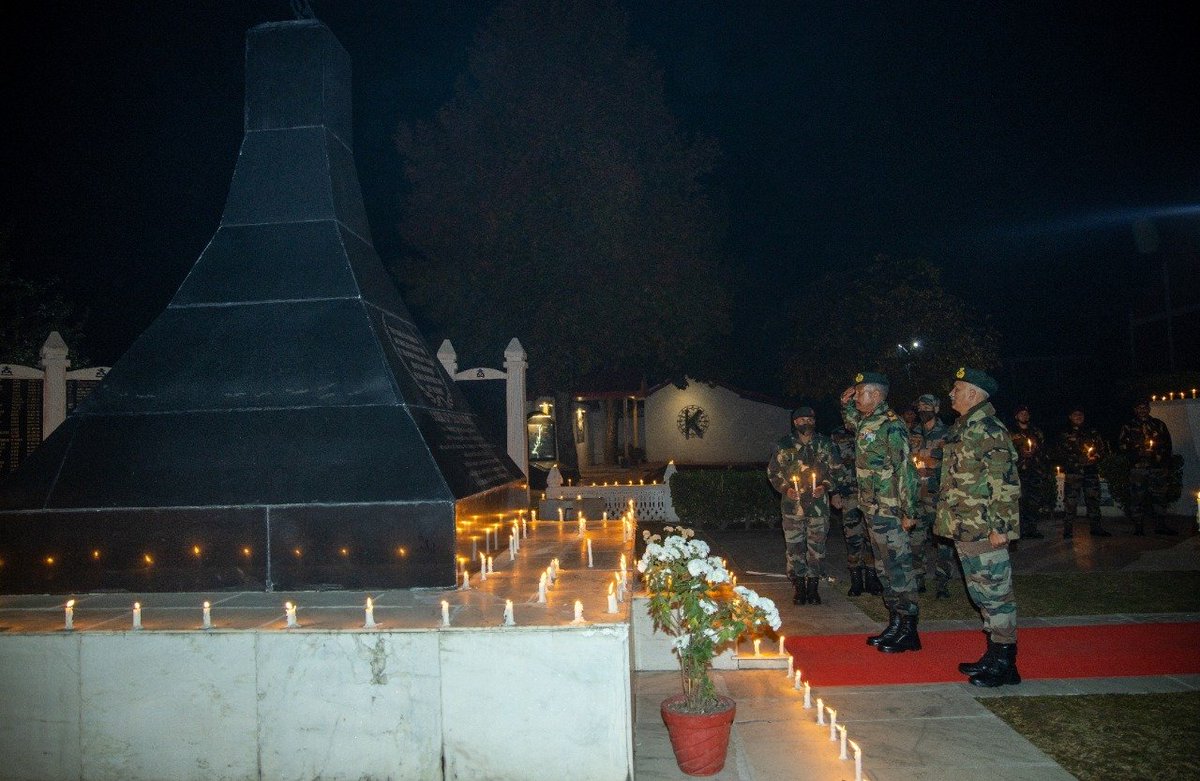 ChinarcorpsIA's tweet photo. #ChinarCorps Cdr paid homage to #Kashmiris &amp; valiant soldiers of #IndianArmy who laid down their lives in the decisive #BattleOfShalateng on 07 Nov 1947. A spectacular victory, which annihilated &amp; drove Pakistani army &amp; Kabayali lashkars from #Kashmiri soil for posterity. 
@adgpi https://t.co/7CDdgrVV7Z