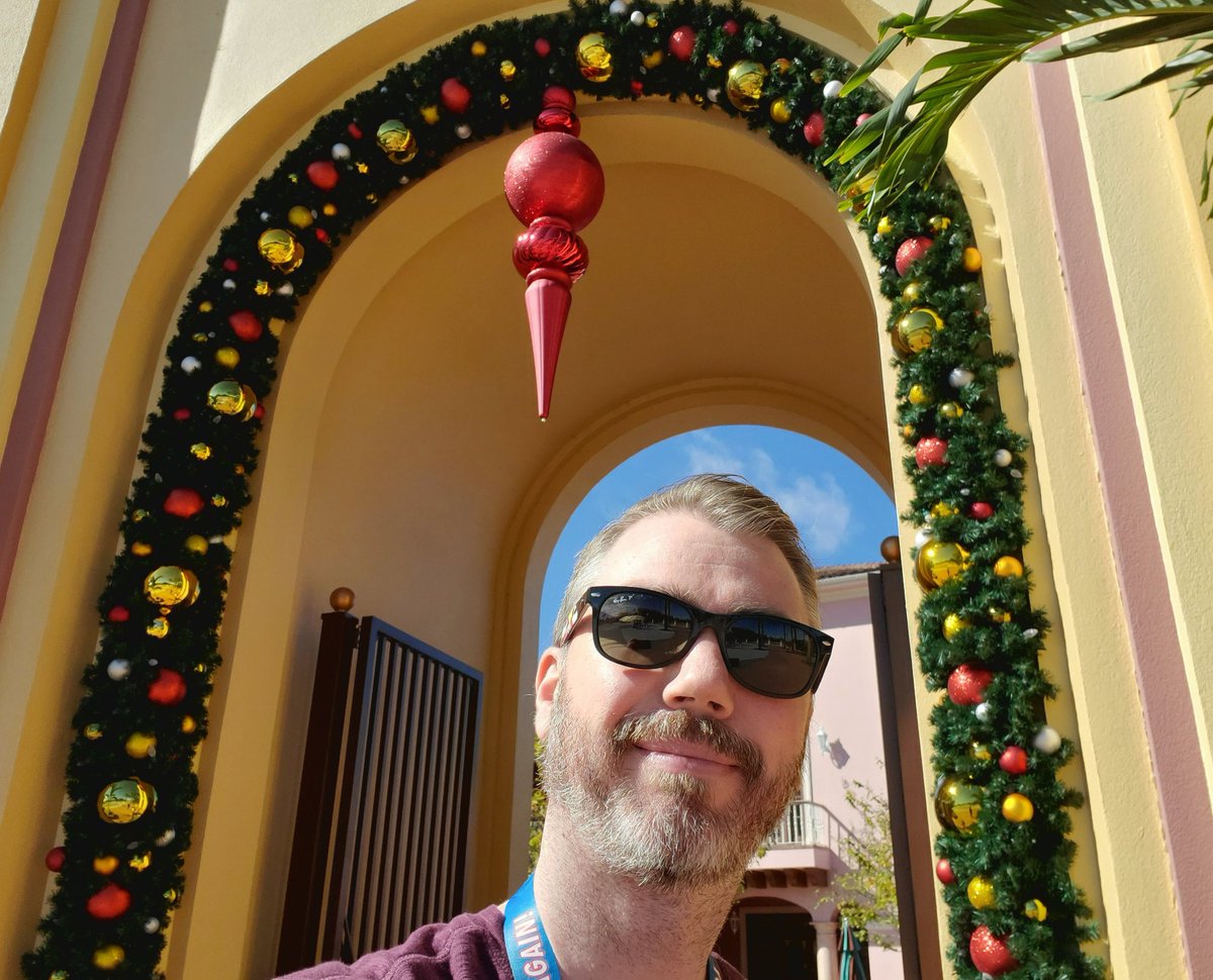TheCreutz's tweet photo. It's a beautiful 65 degrees and sunny here at Universal Studios Orlando. I worn jeans and a long sleeve shirt. Shoulda brought a jacket! Lol but hey it's beginning to look a lot like Christmas over here. https://t.co/X8Ci2A8fxS