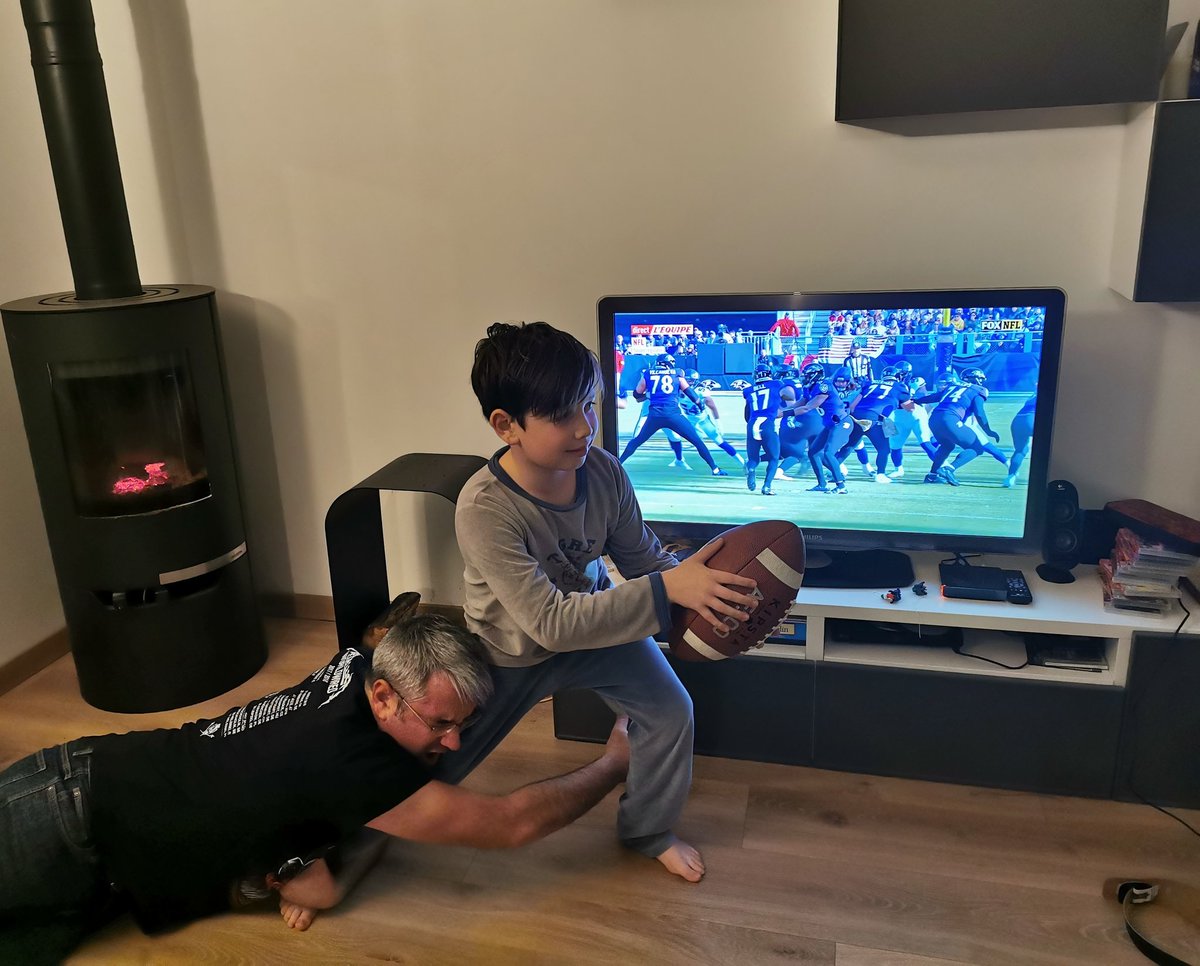 U_Sync's tweet photo. On vit le match ici !!!

Dimanche soir tradition avec le foot US ✊✊✊

#nfl #lequipeNFL #lequipetv https://t.co/jdoLD4CZf6