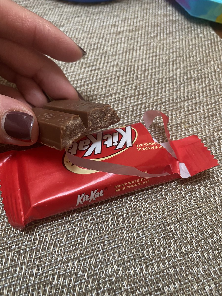 JessicaHornick's tweet image. Can’t decide if this is like winning a jackpot or losing some weird contest but this #kitkat is missing any trace of wafer. @KITKAT #candymistake #manufacturingerror #firstworldproblems
