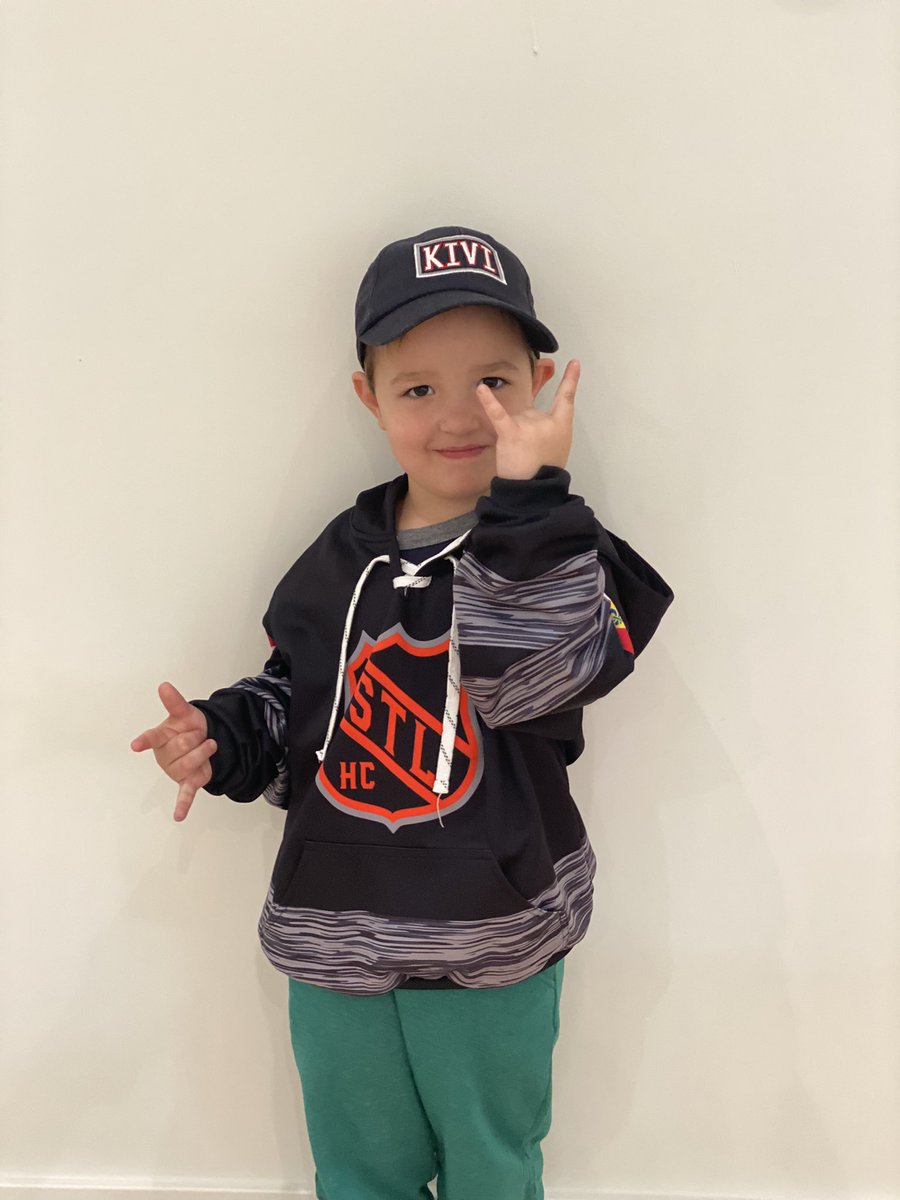 LindsayDClukies's tweet photo. First minimites game for this guy! #KYHA #ForKivi #rinkrats @614Hockey https://t.co/2F3rJFFtjR