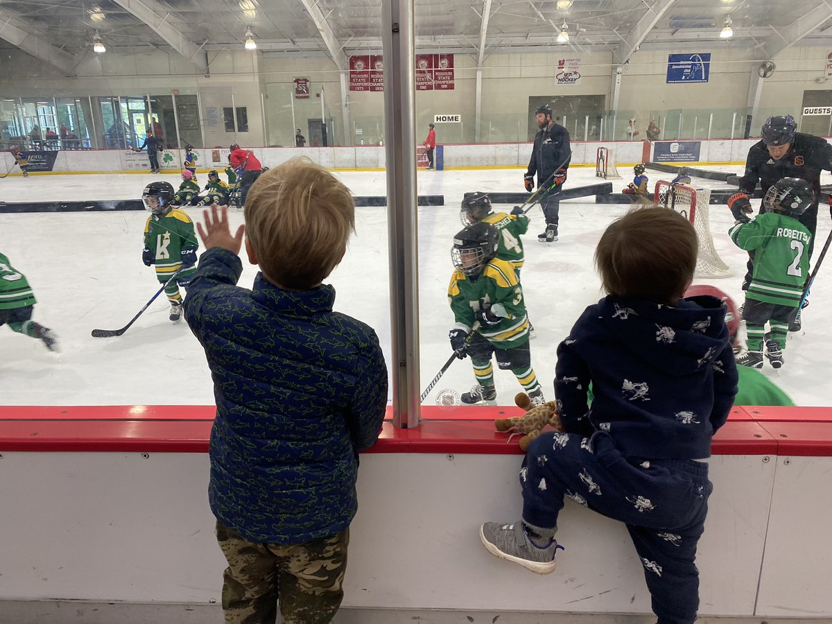 LindsayDClukies's tweet photo. First minimites game for this guy! #KYHA #ForKivi #rinkrats @614Hockey https://t.co/2F3rJFFtjR