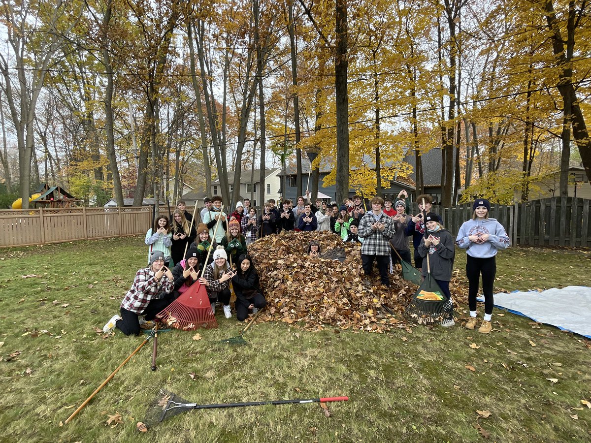 AEastDECA's tweet photo. Fall Yard Clean Up 2021! 🍁🔷
95 students, 30+ yards, 2 school buses, and tons of fun! Thank you to everyone that volunteered and made today a success! 🍁🔷🎉 #AEastDECA #DECAWeek https://t.co/RYtBfXtc9Q