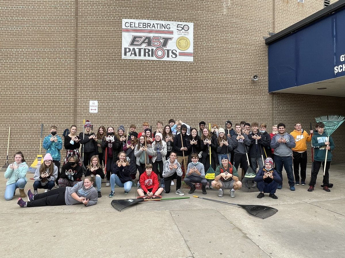 AEastDECA's tweet photo. Fall Yard Clean Up 2021! 🍁🔷
95 students, 30+ yards, 2 school buses, and tons of fun! Thank you to everyone that volunteered and made today a success! 🍁🔷🎉 #AEastDECA #DECAWeek https://t.co/RYtBfXtc9Q