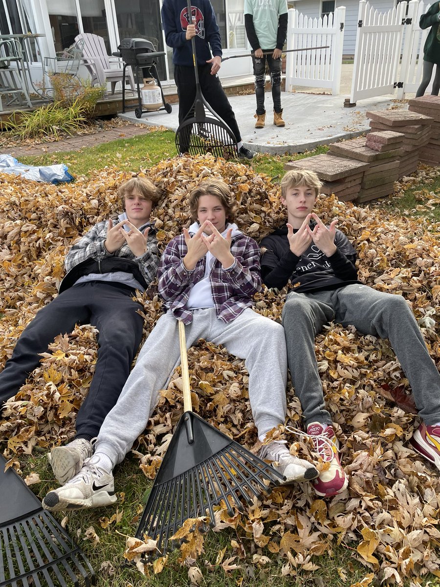 AEastDECA's tweet photo. Fall Yard Clean Up 2021! 🍁🔷
95 students, 30+ yards, 2 school buses, and tons of fun! Thank you to everyone that volunteered and made today a success! 🍁🔷🎉 #AEastDECA #DECAWeek https://t.co/RYtBfXtc9Q