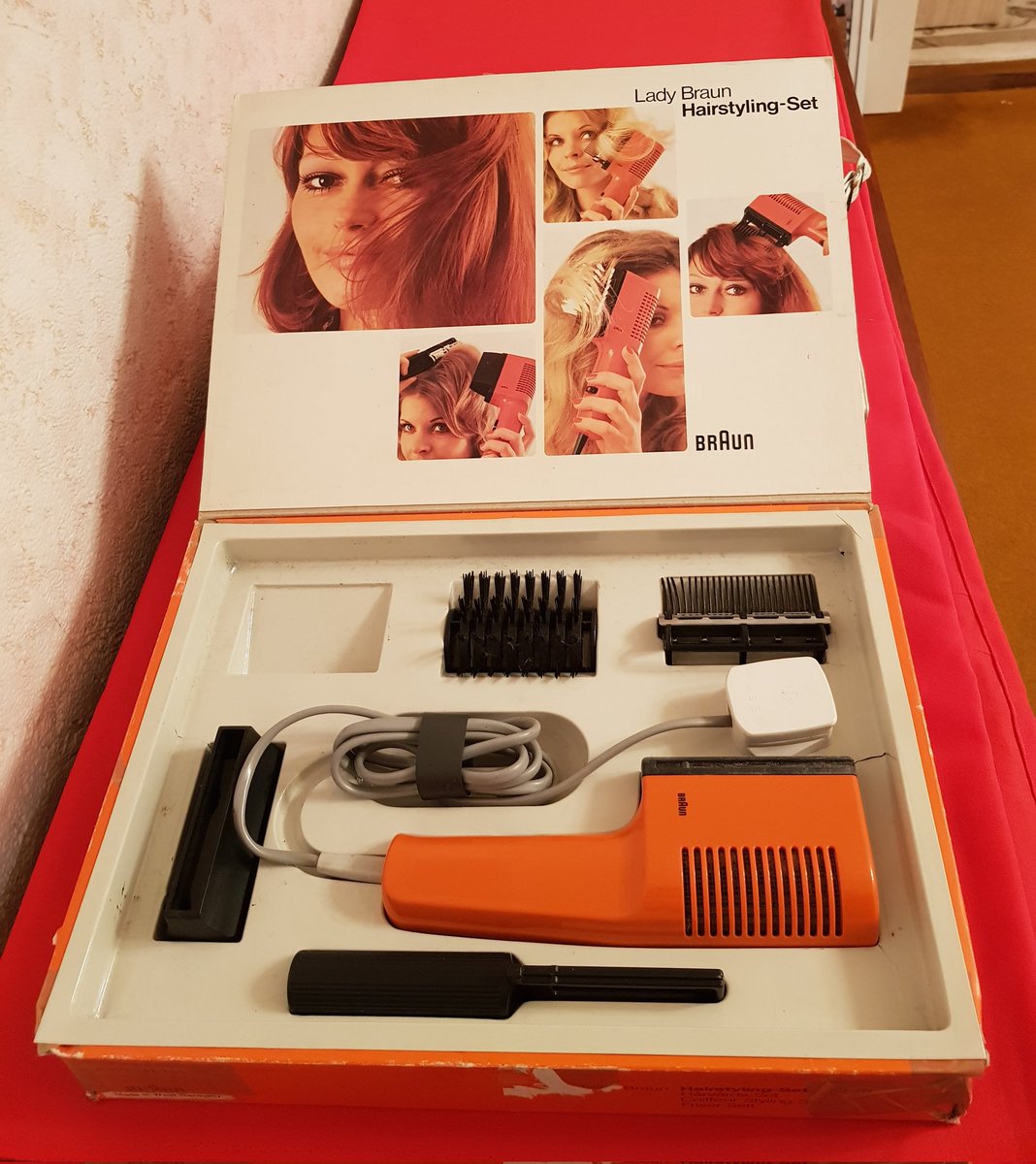 BettyShmem's tweet photo. Hairstyling through the ages...#StuffEverywhere https://t.co/RLWm73TU8R