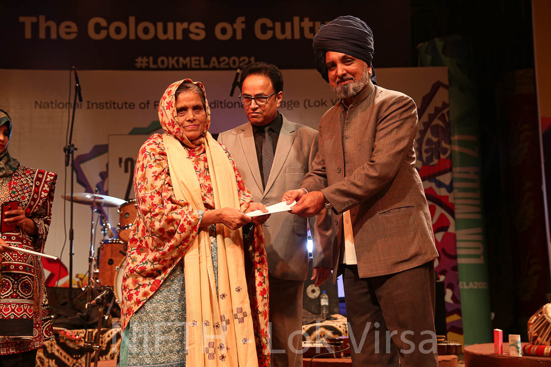 LokVirsa's tweet photo. Highlights from today's Award Distribution Ceremony. 
#lokmela2021 #NIFTH #Islamabad #MusicalNight #Culture #traditional #Pakistan #revivalofculture #artgallery #art #heritage #trending #trend #exhibition #artisans #punjab #sindh #Balochistan #Gilgit #KPK #AzadKashmir #Kashmir https://t.co/o0M0Ki0oX8