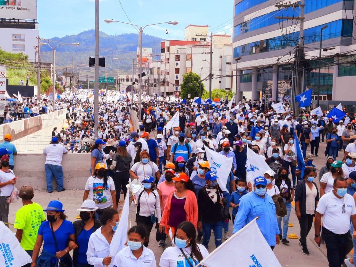 #PatriaSíCounismoNo
aquí vemos el apoyo a nuestros líderes
gran marea azul