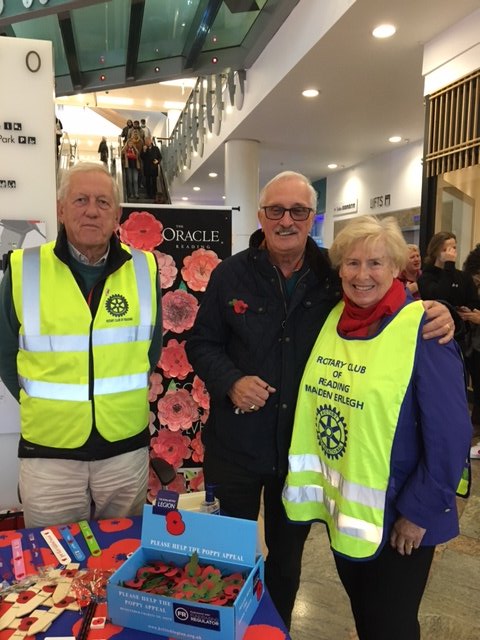 RotaryReadingME's tweet photo. Lots of Rotary members out in town this weekend supporting selling poppies for Royal British Legion.

Thanks to Presidents of @RotaryReading &amp; @RotaryReadingME with Cathy from Inner Wheel Club of Reading Maiden Erlegh - District 9, and Friend of Rotary Maggi with member Brian. https://t.co/JarnaRY2Fk