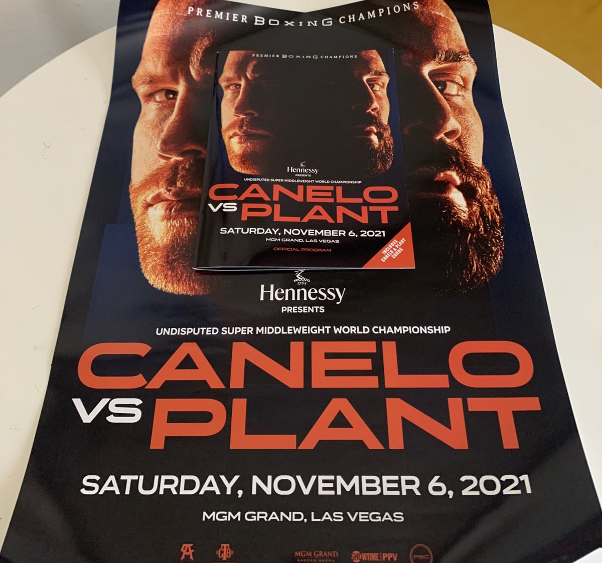 andipurewal's tweet image. CANELO-PLANT GIVE AWAY 🎁 

🥊 Following last night’s undisputed title fight between @Canelo &amp;amp; @SweetHandsPlant I have a poster &amp;amp; programme to give away.

Just drop me a follow and retweet this post and I will chose the winners on Friday.

Good luck all! 🤞 

#Boxing #CaneloPlant
