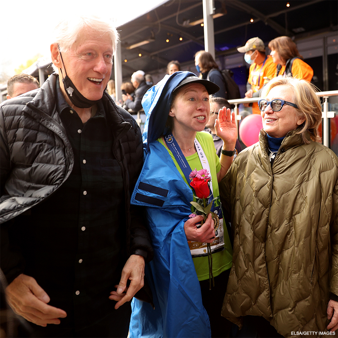 📸: Chelsea Clinton, flanked by her parents—former Pres. Bill Clinton and Hillary Clinton—are seen after she crossed the finish line at the 50th New York City Marathon. abcn.ws/3EUwBze