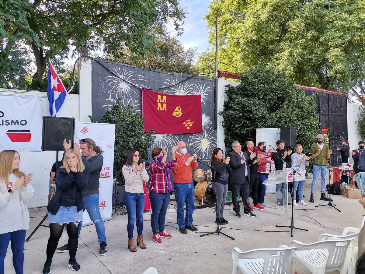 SetxuduranA's tweet photo. Emotivo día con cientos de personas en el acto del centenario del @elpce y @UJCE hoy en #Murcia.
Se vuelve a demostrar la militancia de oro que tiene esta organización y que somos un partido con mucha historia de lucha pero sobre todo #UnFuturoConPartido.

#SiempreComunistas https://t.co/l2RxlgG9Fk