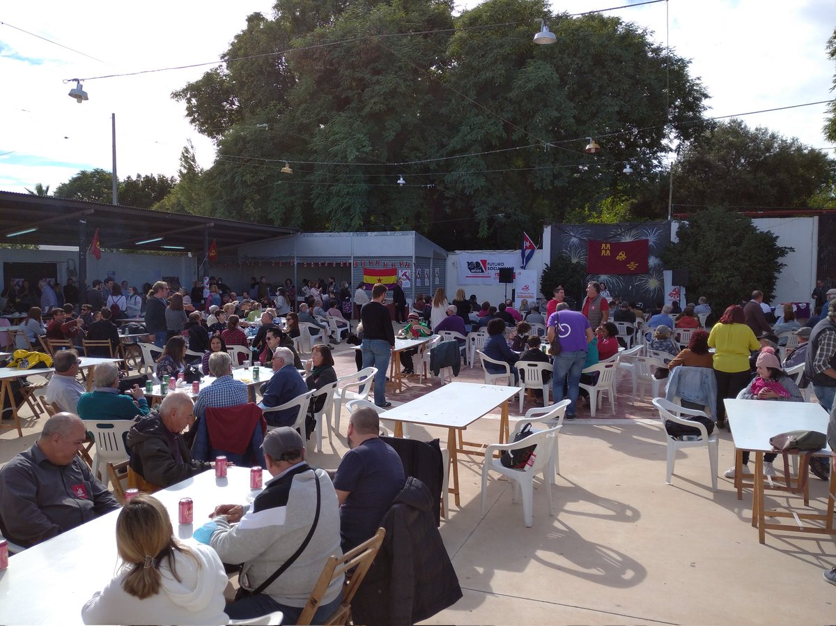 SetxuduranA's tweet photo. Emotivo día con cientos de personas en el acto del centenario del @elpce y @UJCE hoy en #Murcia.
Se vuelve a demostrar la militancia de oro que tiene esta organización y que somos un partido con mucha historia de lucha pero sobre todo #UnFuturoConPartido.

#SiempreComunistas https://t.co/l2RxlgG9Fk