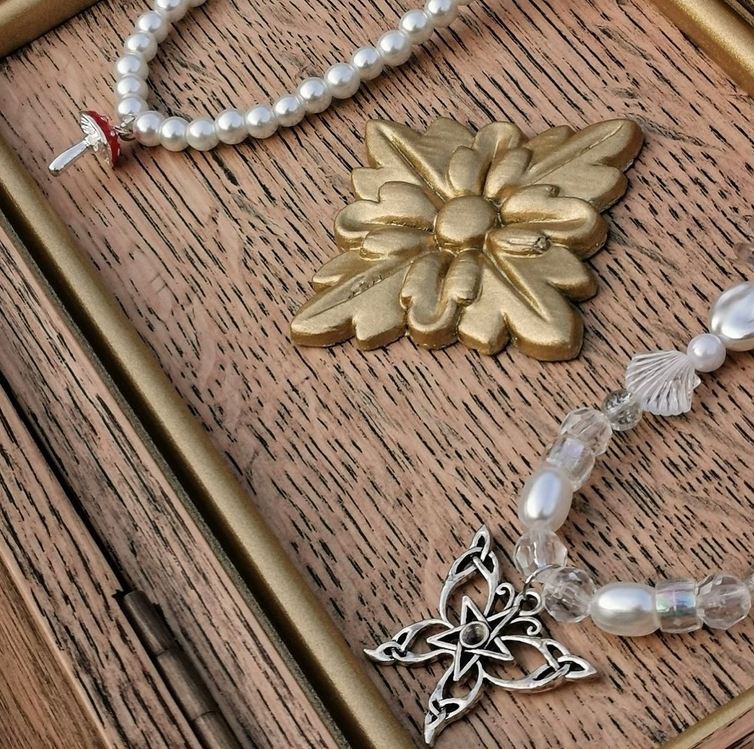jodieexplodiee's tweet photo. Lil collab with my love 🤍 Jewellery box made by Objekt, filled with the pearl mushroom set &amp; fairytale necklace made by me :-) all support appreciated, would b an amazing christmas gift supporting small UK businesses 
Insta’s : OrphicAdornments &amp; coughin.til.the.coffin https://t.co/386OrPzdE2