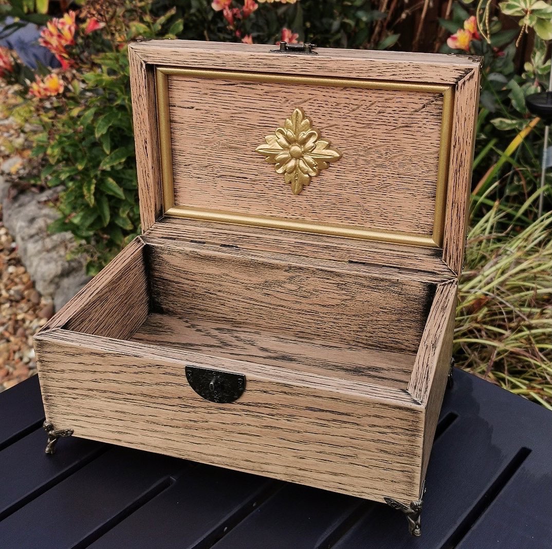 jodieexplodiee's tweet photo. Lil collab with my love 🤍 Jewellery box made by Objekt, filled with the pearl mushroom set &amp; fairytale necklace made by me :-) all support appreciated, would b an amazing christmas gift supporting small UK businesses 
Insta’s : OrphicAdornments &amp; coughin.til.the.coffin https://t.co/386OrPzdE2