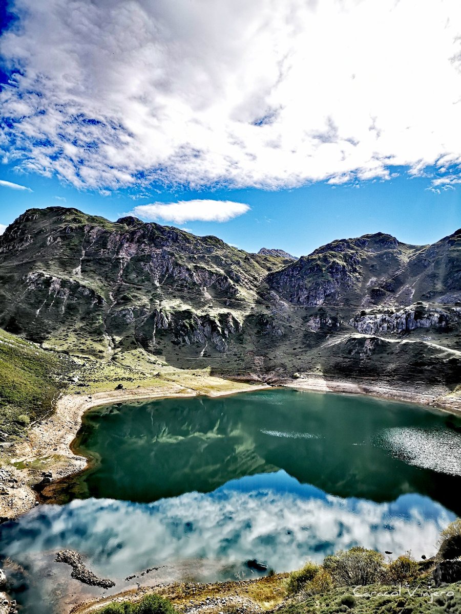 CaracolViajeroO's tweet photo. 🏃‍♀️Ruta de unos 8 km circular para ver los lagos de Saliencia, parque natural de #Somiedo, #Asturias. Vuelvo a unos de mis lugares favoritos en #España 😍 https://t.co/r9YwRM0W6b