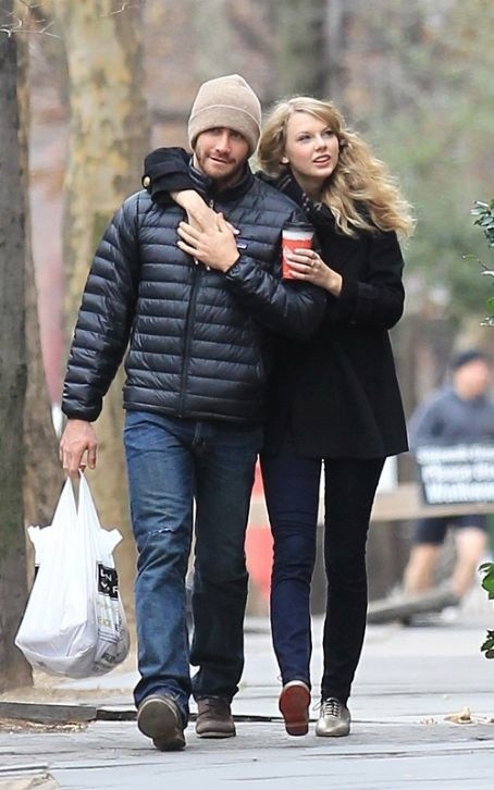 asylumccaII's tweet photo. ya que se aproxima #RedTaylorsVersion... Abro hilo de la relación que tuvo la industria musical con el roba bufandas, para los nuevos taylor swift y jake gyllenhaal; y cómo de esta relación nació mi hijo fav ✨ RED ✨ https://t.co/wQlbXVdvwQ
