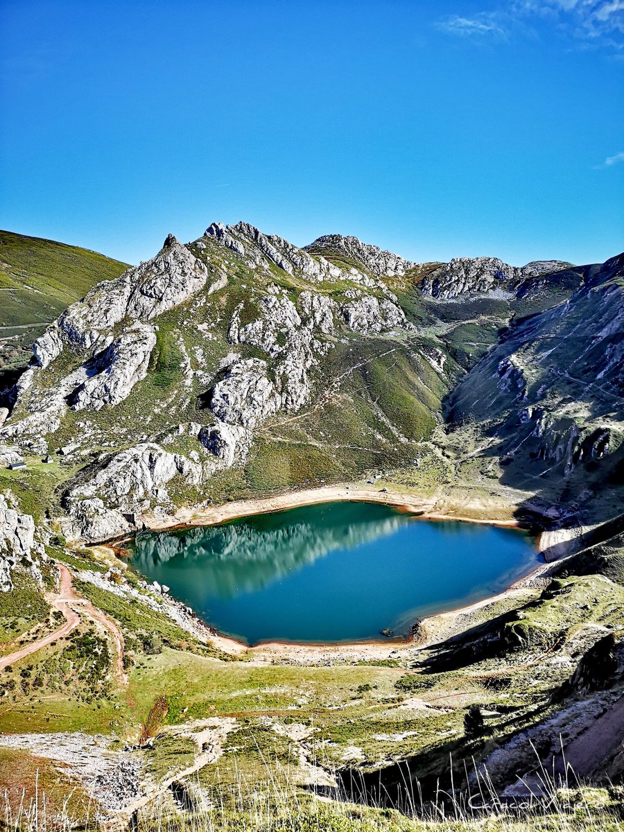 CaracolViajeroO's tweet photo. 🏃‍♀️Ruta de unos 8 km circular para ver los lagos de Saliencia, parque natural de #Somiedo, #Asturias. Vuelvo a unos de mis lugares favoritos en #España 😍 https://t.co/r9YwRM0W6b