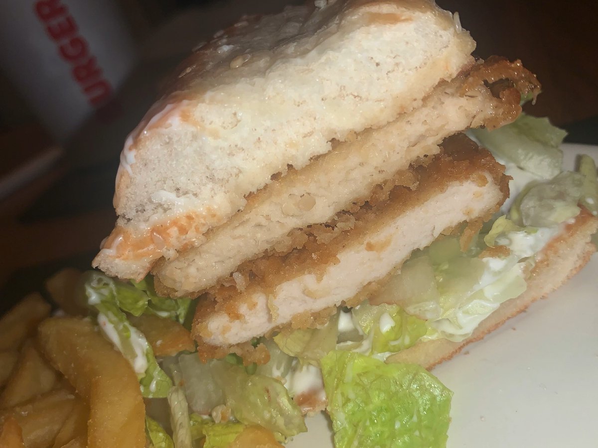Hayleyyymay's tweet photo. @BurgerKing @BurgerKingUK I’m 99% sure you’ve given me a chicken patty in my double vegan royale🤮 https://t.co/kb0v08o0Sj