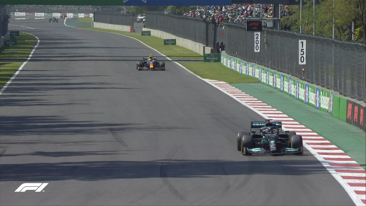 PedroMrtz's tweet photo. 🅱️🅾️🅱️🅾️ Para #LHamilton 🤣 RT @F1: LAP 16/71
Perez 📻: "My tyres are just getting better"
Checo's feeling good, and sitting pretty in P3! 👊
#MexicoGP 🇲🇽 #F1 https://t.co/b15RBY7294