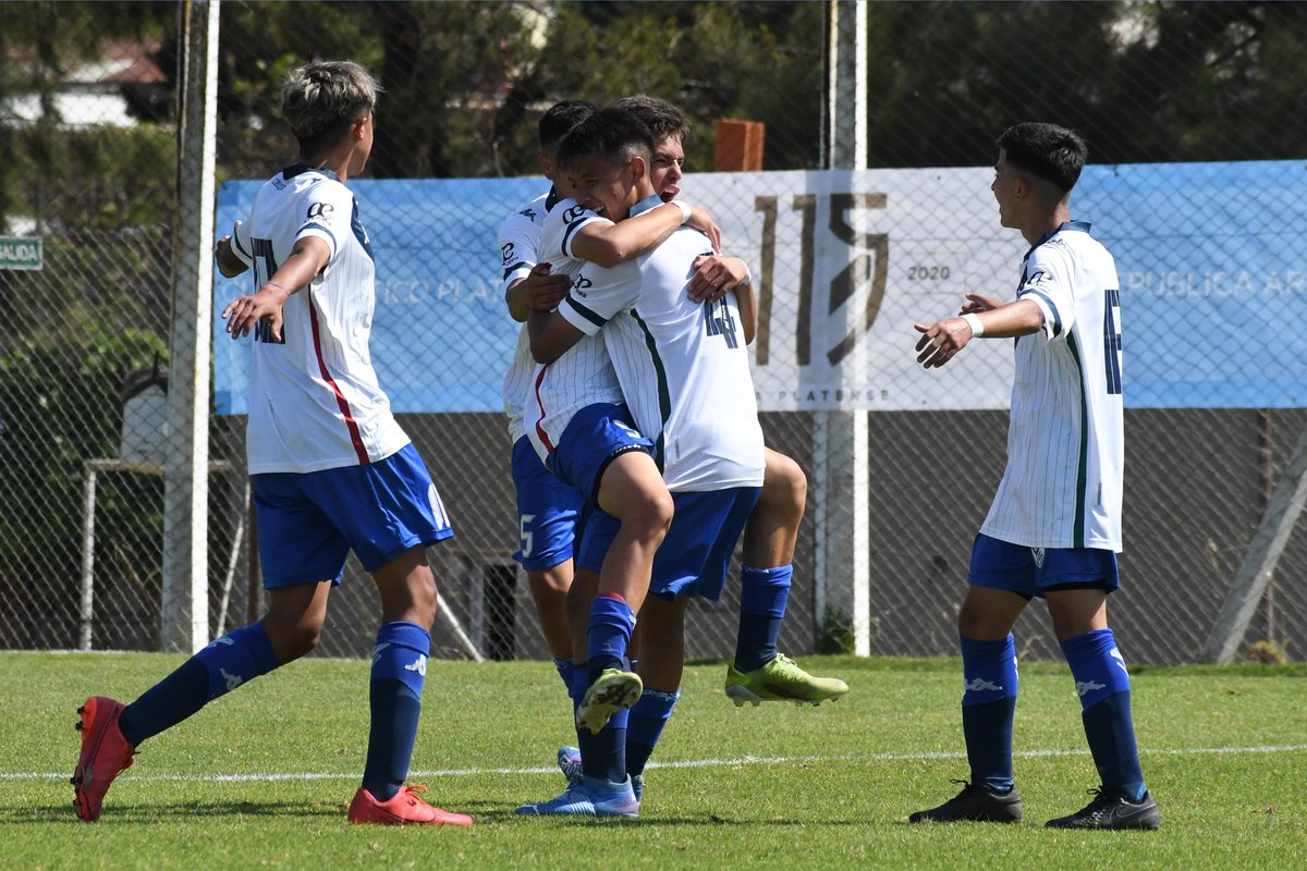 Velez's tweet photo. 🏆 ¡¡¡Vélez Campeón en Novena División!!!

⚽ Un tiempo bastó para ganar, gustar, golear y dar la vuelta olímpica. Matías Arias, Thiago Villalba y Aaron Centurión, los goleadores del 3-0 ante @SanLorenzo.

#JuegaVélez #FinalesJuvenilesLPF https://t.co/Xa0y04gGuv