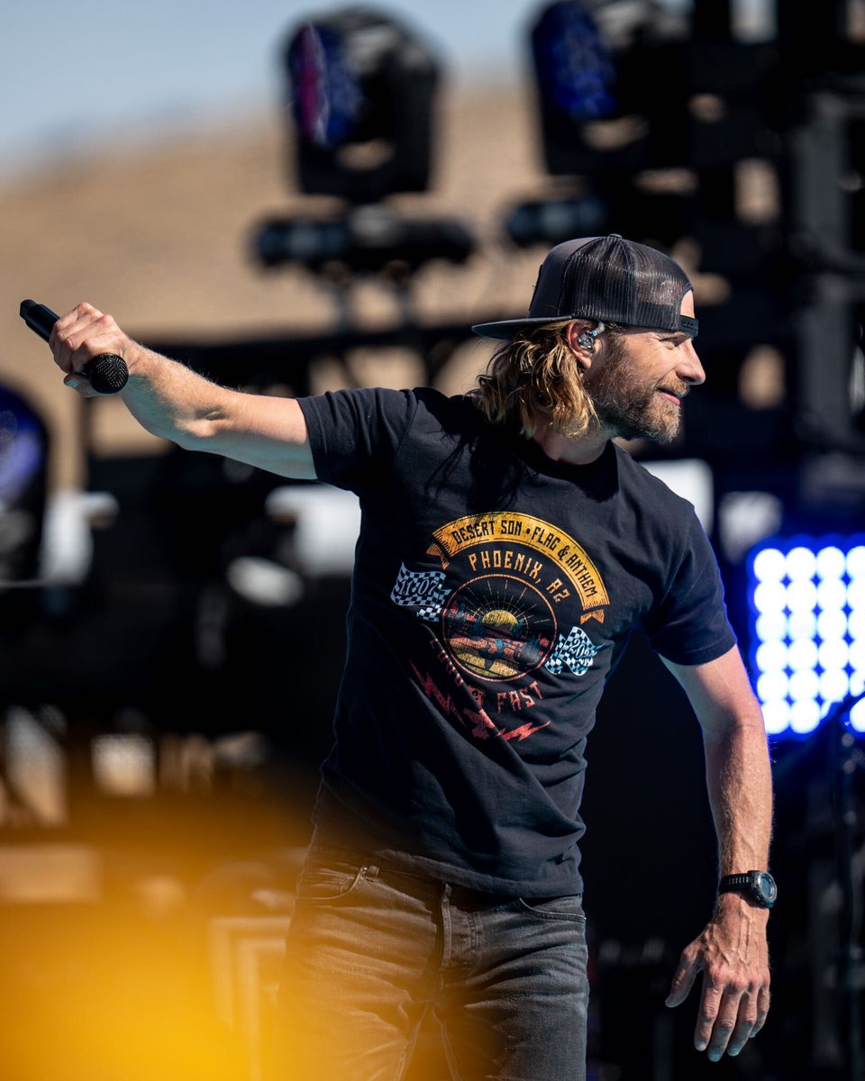 NASCAR's tweet photo. This guy knows how to put on a show! 

Thanks for rocking the #Championship4, @DierksBentley! 🤘 https://t.co/r59EttzY9N