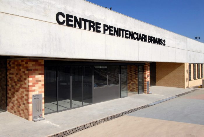 La_Directa's tweet photo. #ACTUALITZACIÓ | El Departament de Justícia confina el centre penitenciari #Brians2 per un brot de Covid-19 https://t.co/6yj0Mjp6KT La mesura s'aplicarà des d'aquest dilluns 8 de novembre i se suspendran els trasllats i les comunicacions amb les persones preses. Per Vicent Almela https://t.co/6KO0Zu0Pat