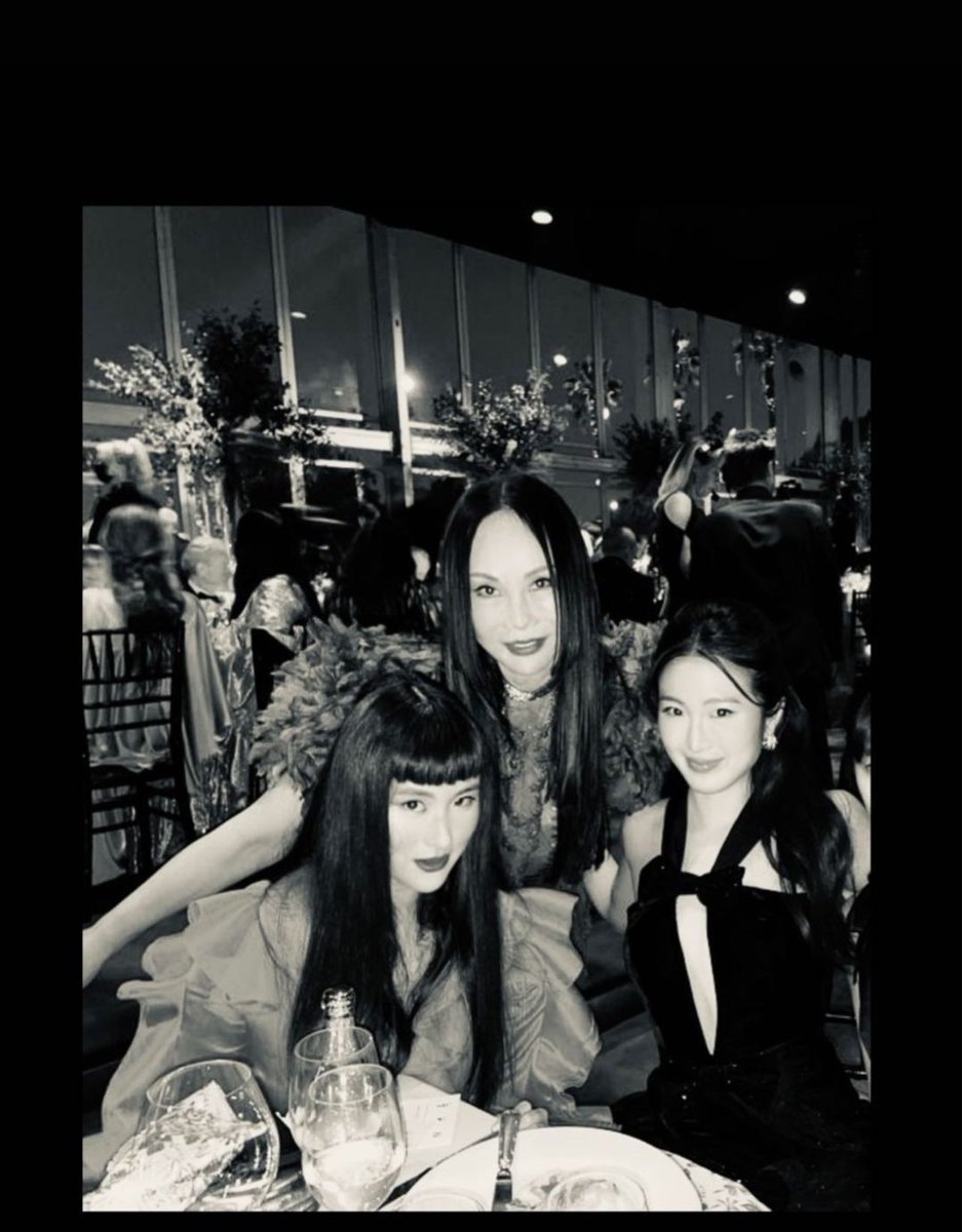 sookm__'s tweet photo. girl has connections. https://t.co/Pp8mCbOIB1