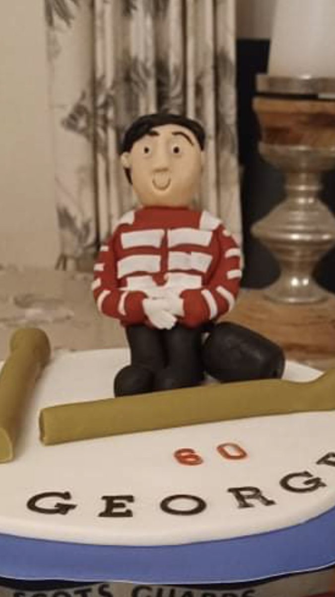 Altodd9Todd's tweet photo. Well that’s another weekend over with bonfire night. But the greatest honour was to be asked to make a cake for a veteran of the Scots guards. 60 years young ❤️🏴󠁧󠁢󠁳󠁣󠁴󠁿 #VeteransDay #LestWeForget #cake #cakedecorating #lovewhatyoudo https://t.co/MoII8Kuhn6