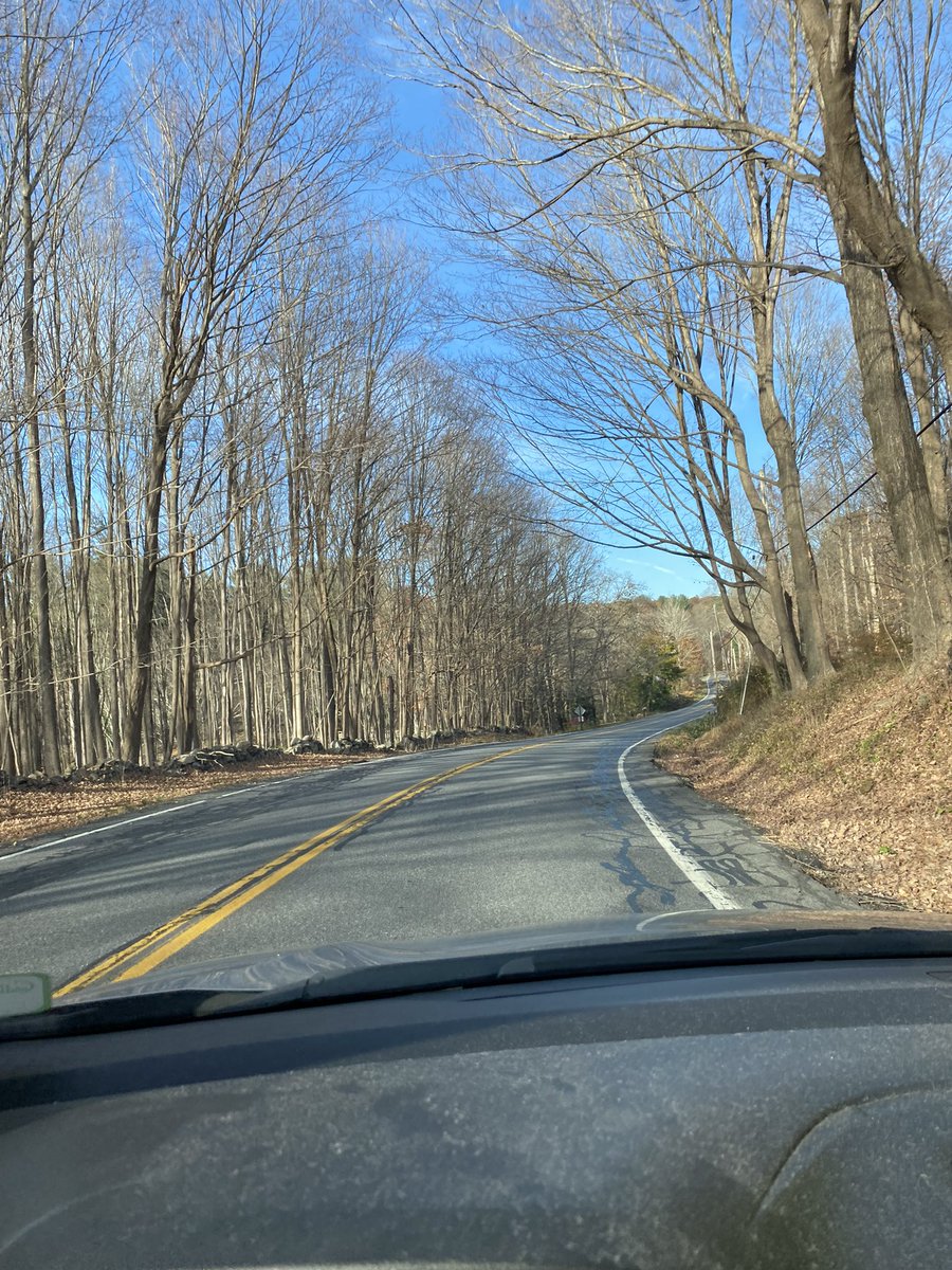 erinmcgee93's tweet photo. Daylight savings and not a leaf in sight. Pain https://t.co/hGmFCOl94n