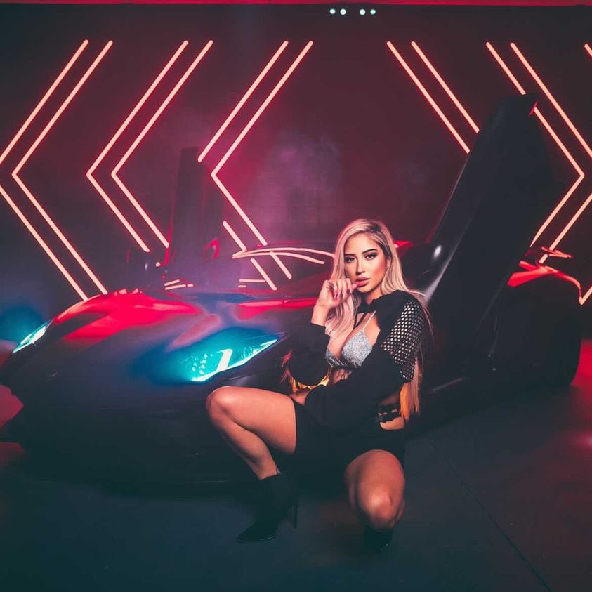 JLRoyal42's tweet photo. Since I never post photos on here anymore, hereβs one I took w/ @ALLISONGREEN earlier this year β‘οΈ#redwallstudio https://t.co/YUNCHH3hBY