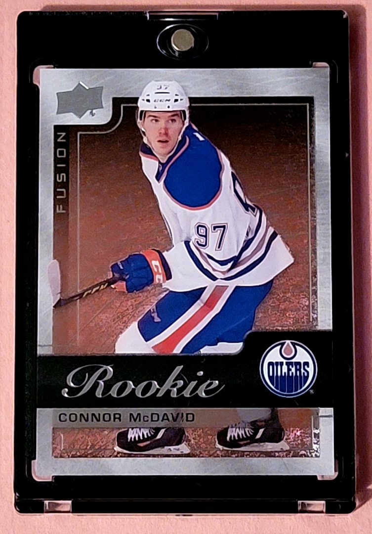 BuffaloInBoston's tweet image. Giveaway 69. Connor McDavid. Center. Edmonton Oilers. This is Hockey. #NHL He's good 🔥

1 winner will get his 2015 UD Fusion RC in this nifty black one touch.

Follow if you are not, retweet and like for a shot. Winner announced on Tuesday 11/9 by 8pm EST.👍