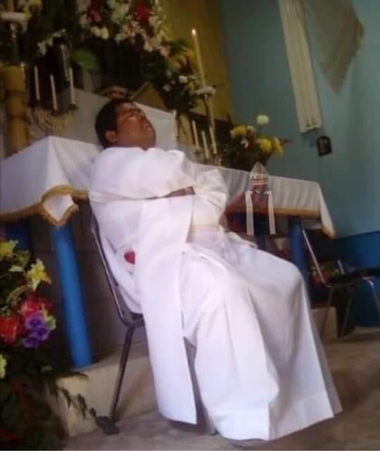 eveyhugo96's tweet photo. • ¡¡DESPIERTEN, BANDA, YA ES DOMINGO DE IR A MISA!!
• El padre: https://t.co/G0myk2DDIH