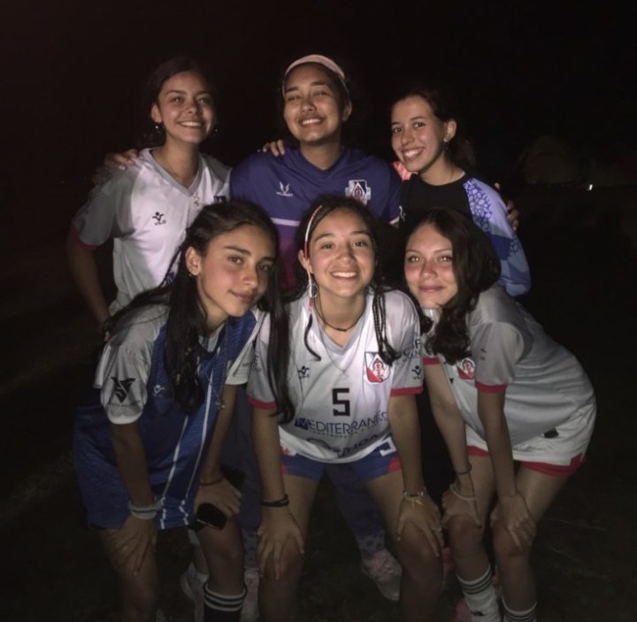 niicoleh__'s tweet photo. En campamento todas andaban con remeras del it LITERALMENTE https://t.co/8Ij3qE6UdN