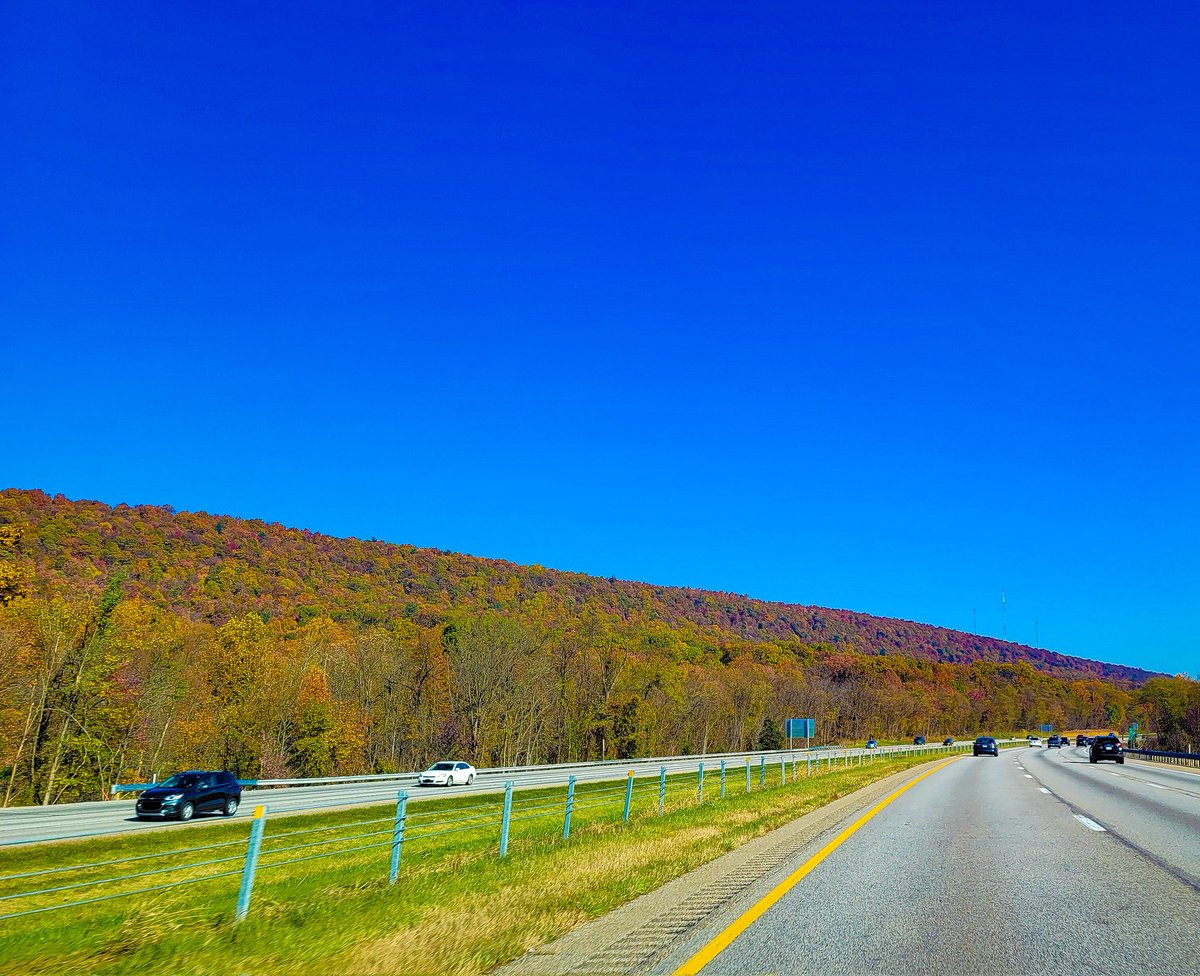 citysims's tweet photo. Driving up to New Jersey today and The Fall 🍁🍂🌞 Colors in my Home state of Pennsylvania got me like 🥰
#WearyDrifter #Fall #autumn #autumnvibes #myfavorite #Pennsylvannia #Home #newjersey #ExploreUnknown #traveler #mountainair #mountains https://t.co/va01QzN2UO